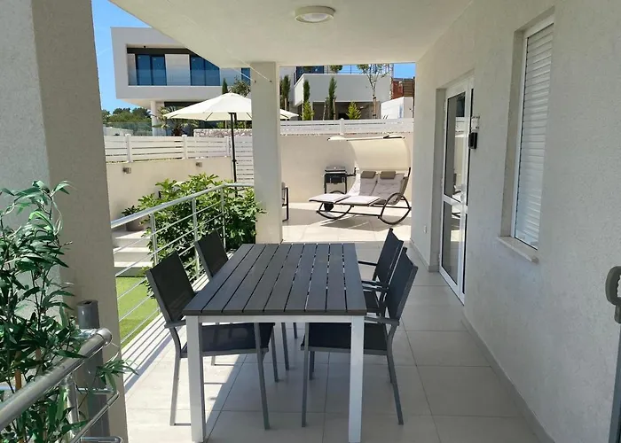 Ellavis Apartments