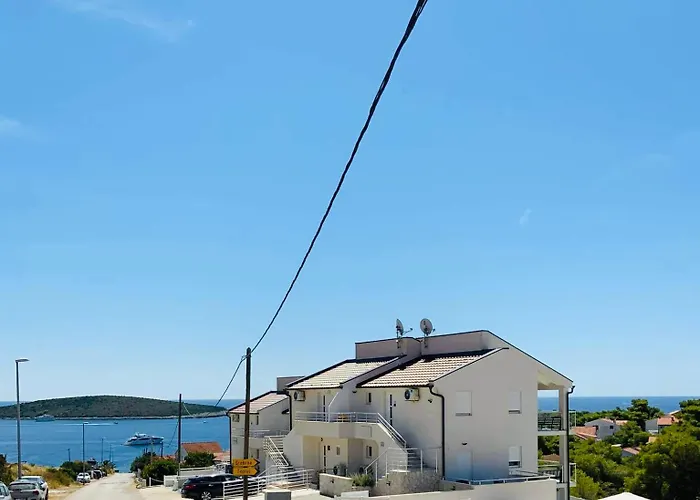Ellavis Apartments