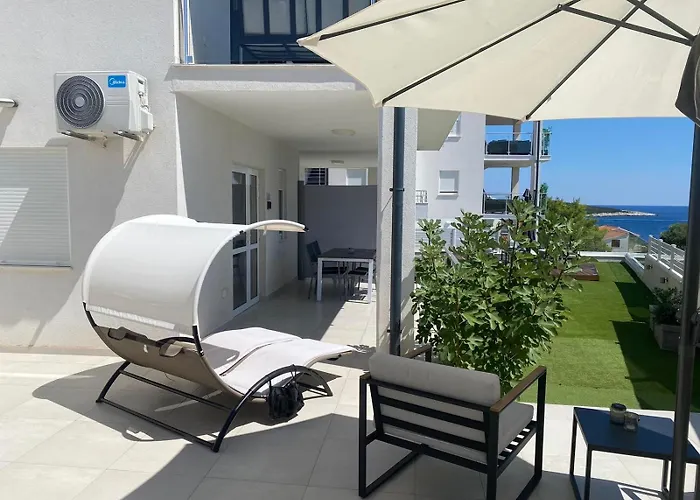 Ellavis Apartments